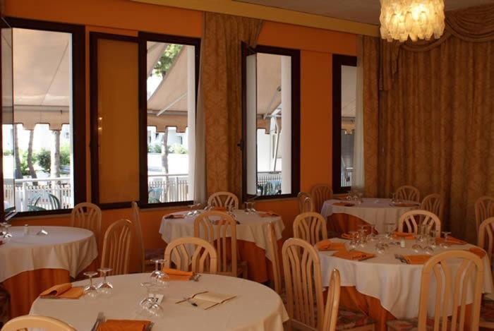 Hotel Corona Milano Marittima Buitenkant foto